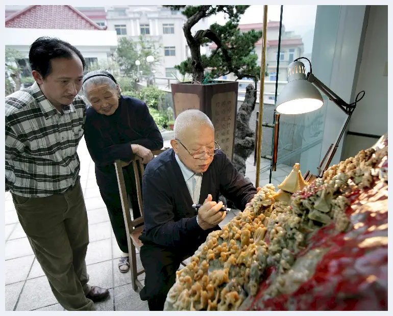 “临安民间国宝”昌化鸡血石雕大摆件《百子闹春》欣赏 | 美术评论