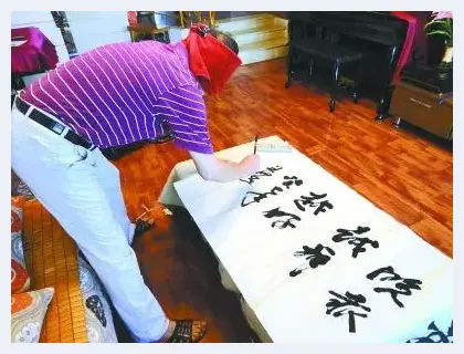 退休教师蒙眼练书法 七八分钟内写10余字祝福语 | 艺术品资讯