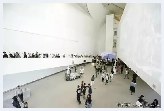 美术馆成拍照打卡胜地 艺术品或沦为美照背景墙 | 美术品趣闻