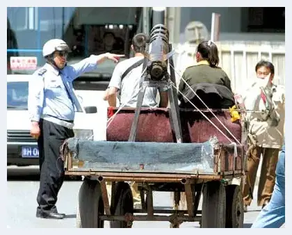 北京大街上马车驮炮弹 行为艺术惹人驻足 | 艺术品档案