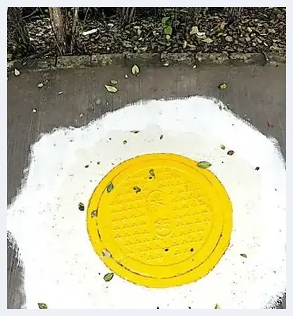 保安隔离墩上绘萌画 窨井盖变身荷包蛋 | 艺术品档案