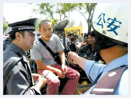 北京大街上马车驮炮弹 行为艺术惹人驻足 | 艺术品档案