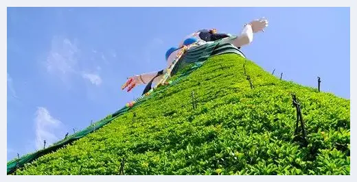 乌鲁木齐建飞天女雕塑：网友称臀部太大 | 艺术品档案
