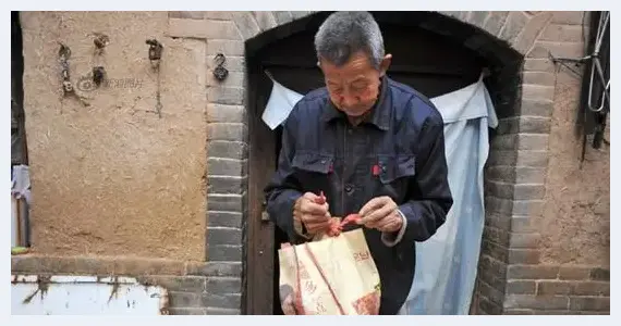 老人家藏近百份清代地契 曾欲做手纸 | 美术品文摘