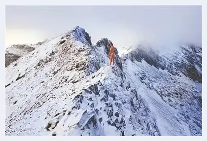 英国一摄影师在雪山顶上裸体行走 | 美术品档案