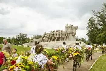  行为艺术与装置艺术 圣保罗大街上的鲜花自行车队[图文]