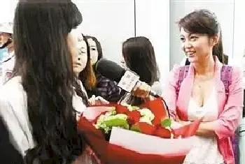  央视女记者美胸抢镜 回应：衣服并非低胸[图文]